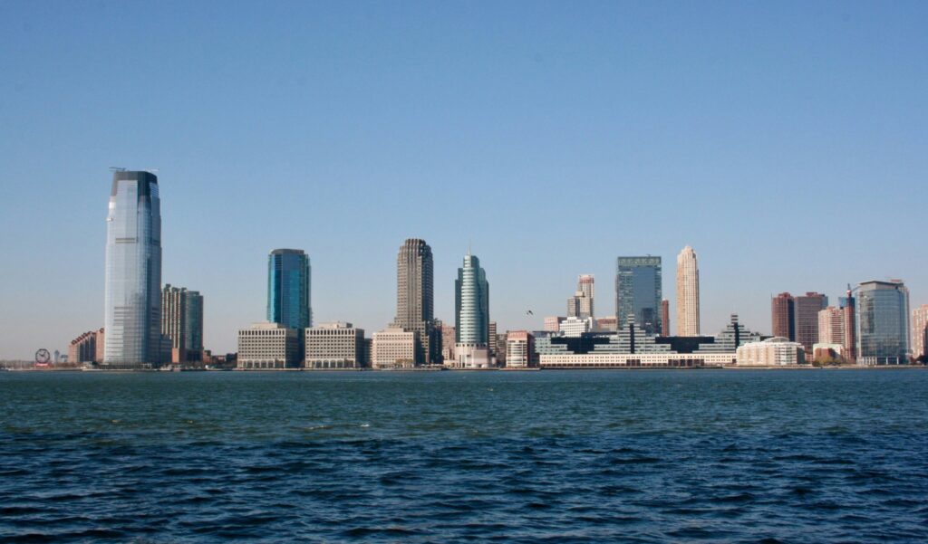 Newark skyline med downtown och Prudential Center